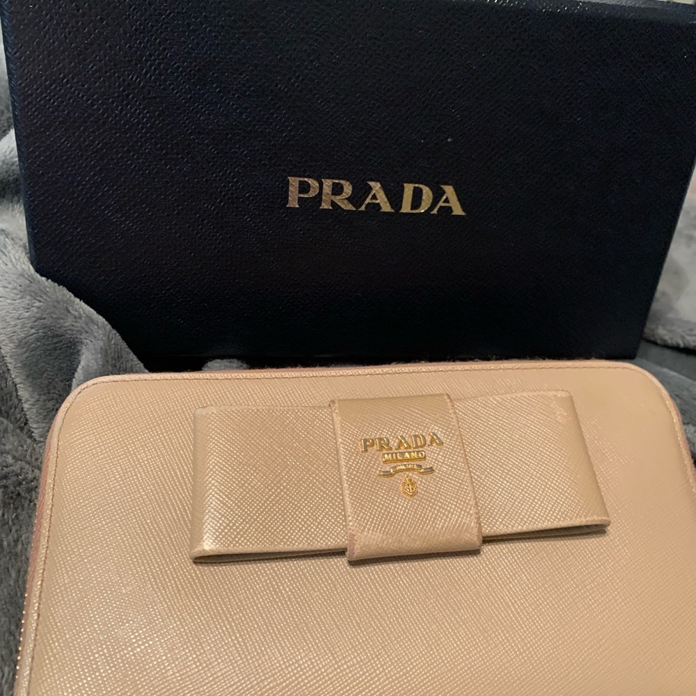 Prada wallet Saffiano Beige w/ original box  / zip around with Bow
